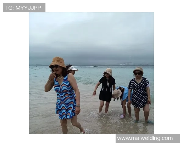 足球球星女友携手海边度假时光 穿梭在阳光沙滩与海浪之间